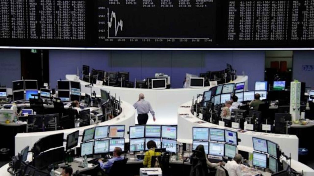 Japan Slips to World's No. 3 Creditor Behind Germany and china